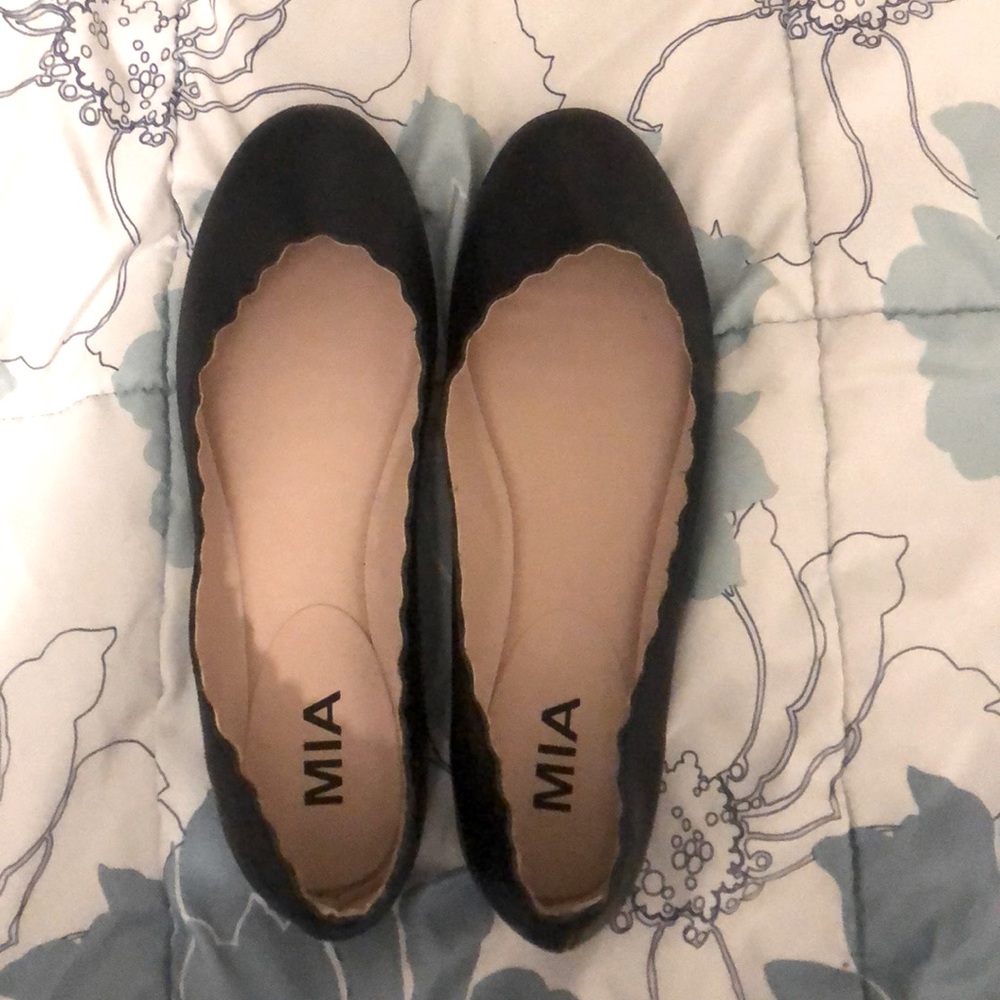 Black scalloped flats - size 7 - unworn